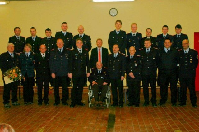 2012-02-11 -22- JHV FF BLtbg alle Geehrten, Befoerderten, Gaeste (2)